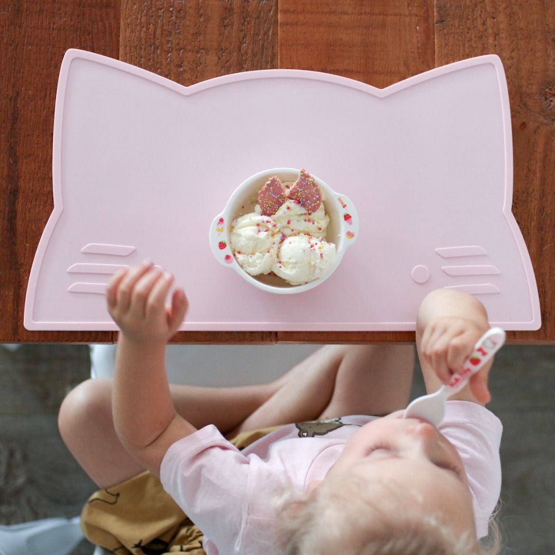 Silicone cat kids placemat in the shade powder pink.